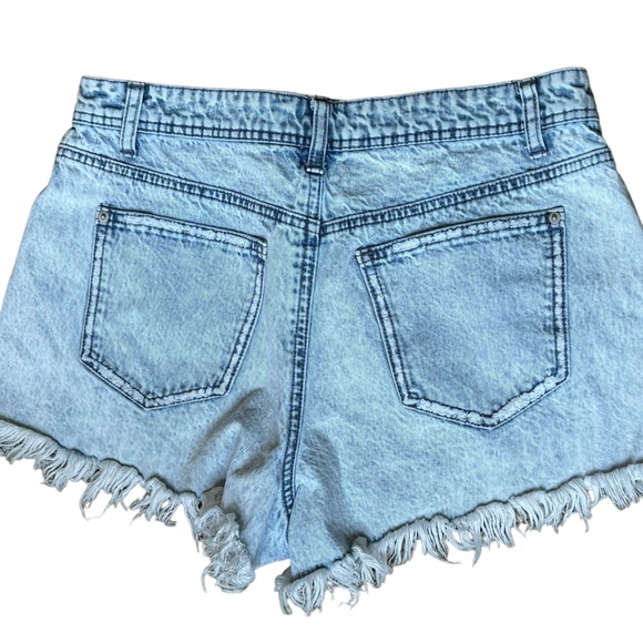 Rue21 ladies lite wash button fly cut off distressed jean shorts size 10 - Picture 2 of 8